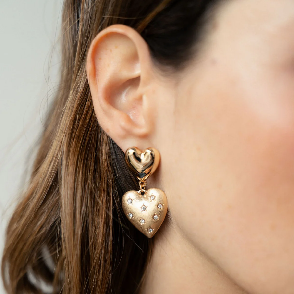 Boucles d’oreilles double cœurs dorés et strassés - Image 2
