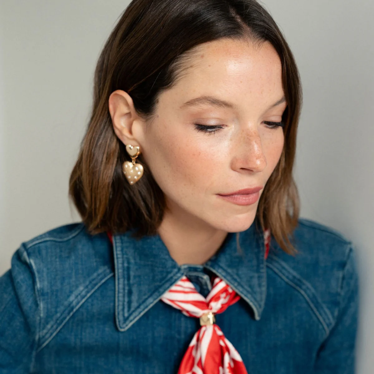 Boucles d’oreilles double cœurs dorés et strassés - Image 4