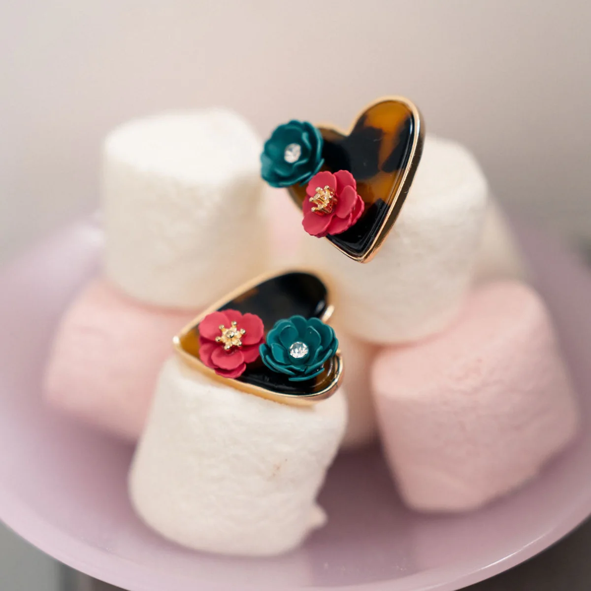Boucles d'oreilles cœur en résine avec fleur - Image 2