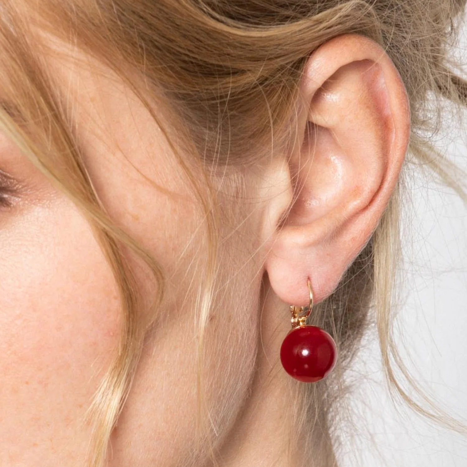 Boucles d'oreilles dormeuses rouge - Image 2
