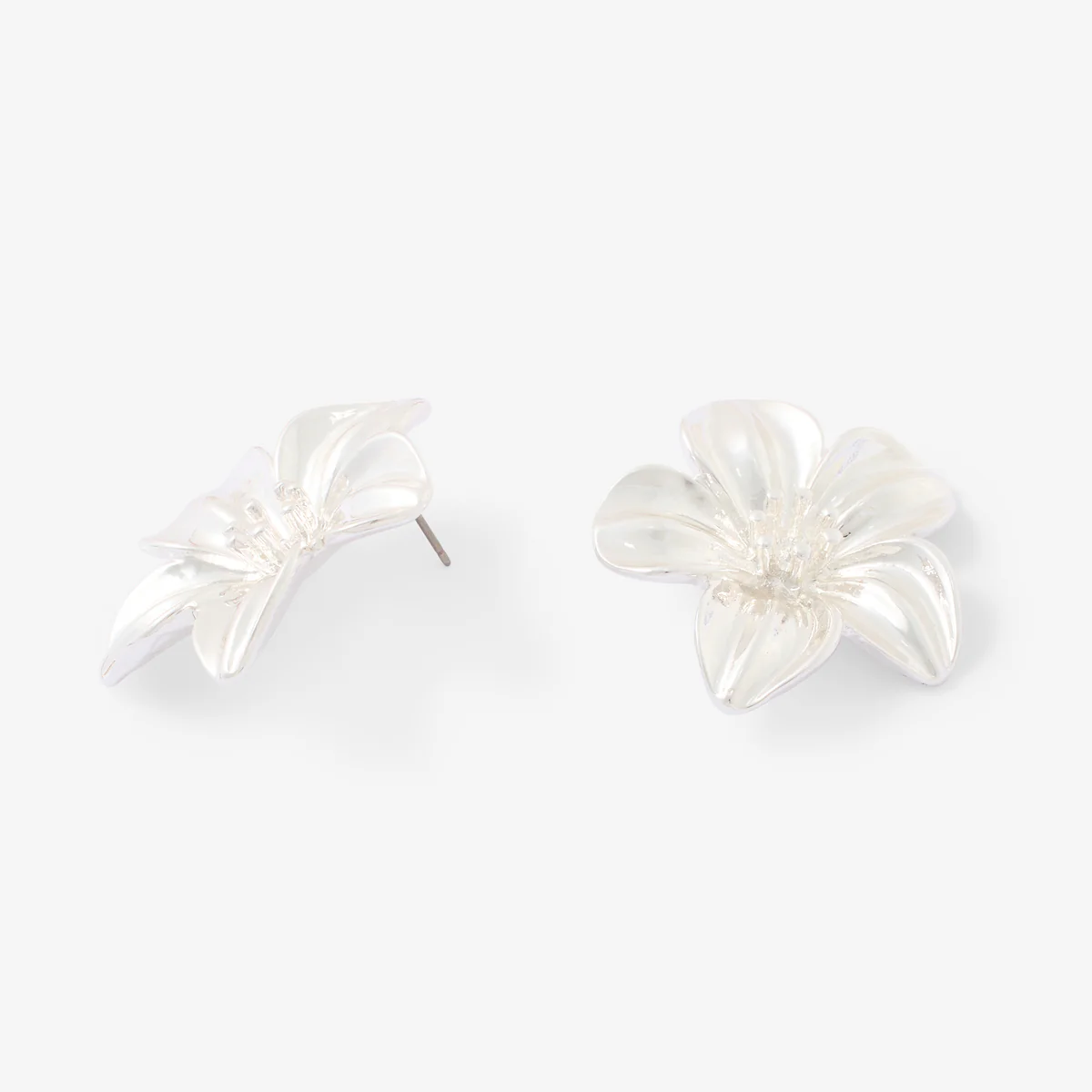 Boucles d'oreilles fleurs argentées - Image 2