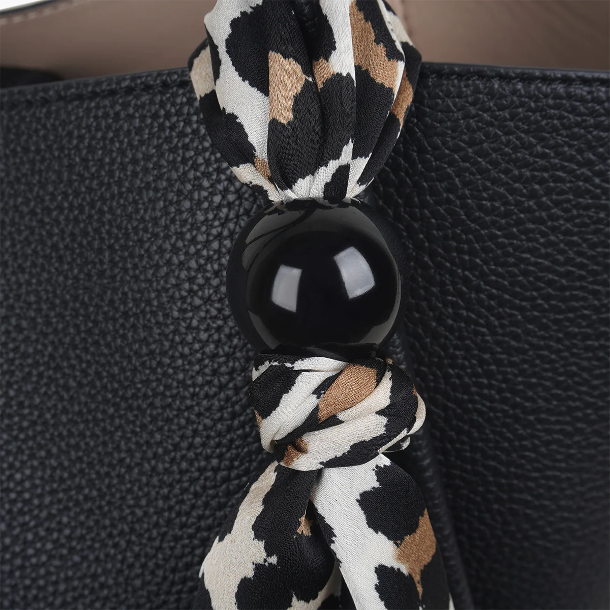 Cabas noir avec foulard léopard - Image 5