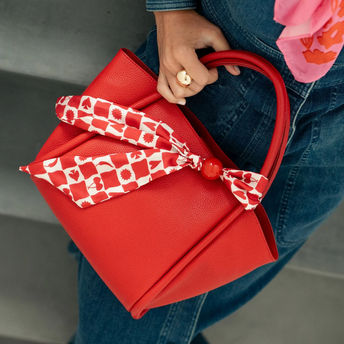 Cabas rouge avec foulard - Image 7