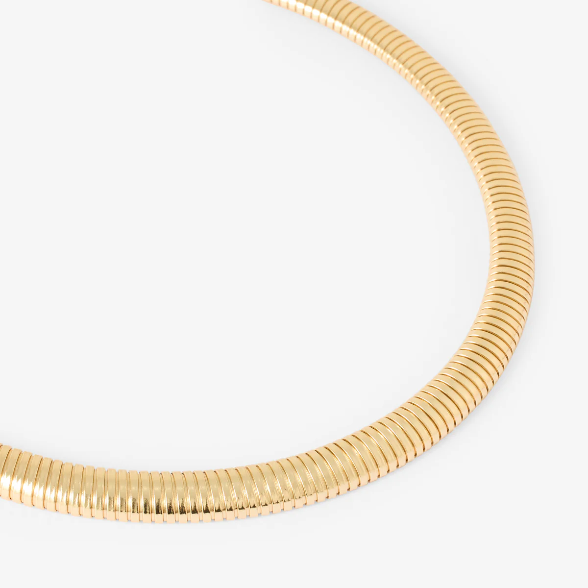 Collier torque en métal strié doré - Image 2
