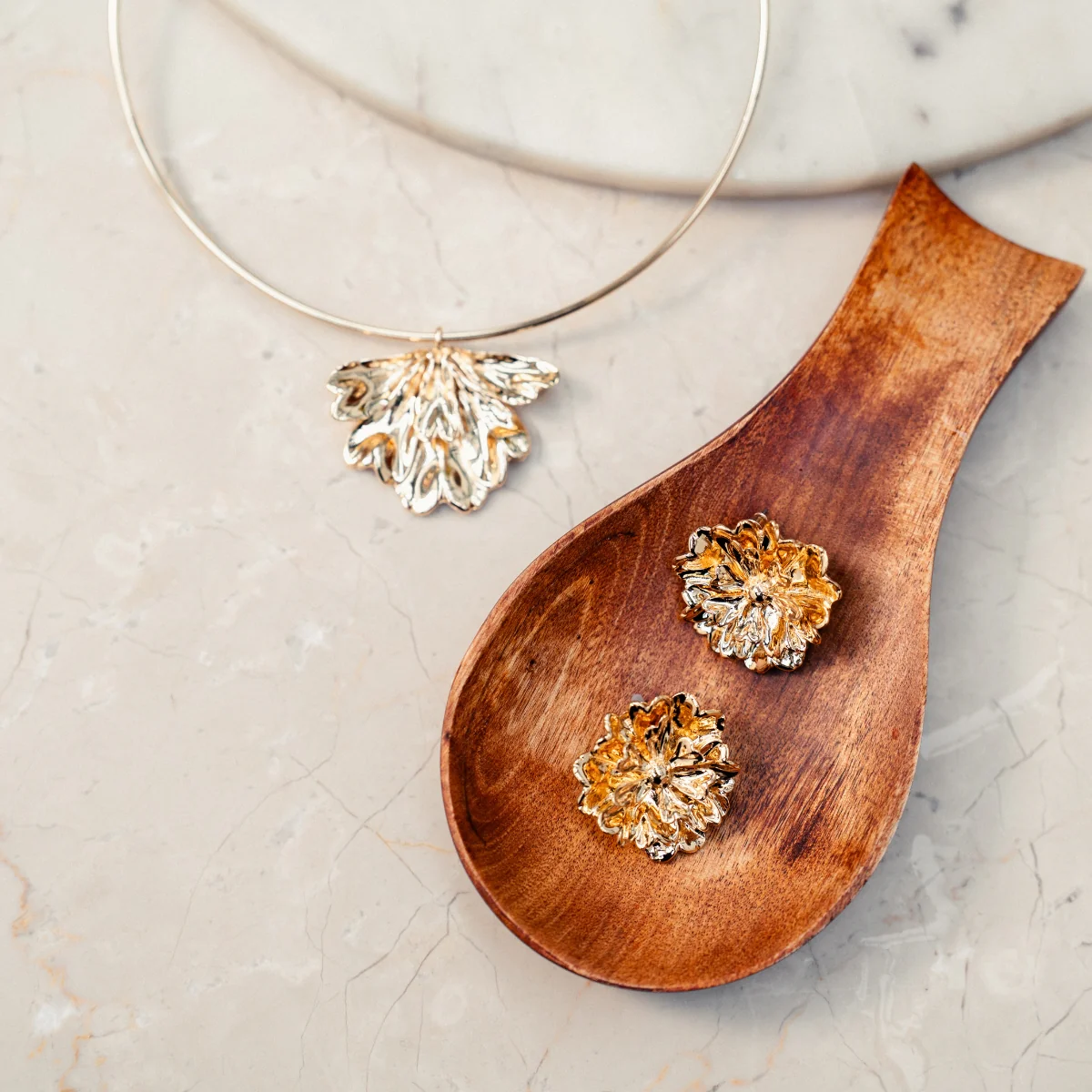 Collier torque grosse fleur dorée - Image 3