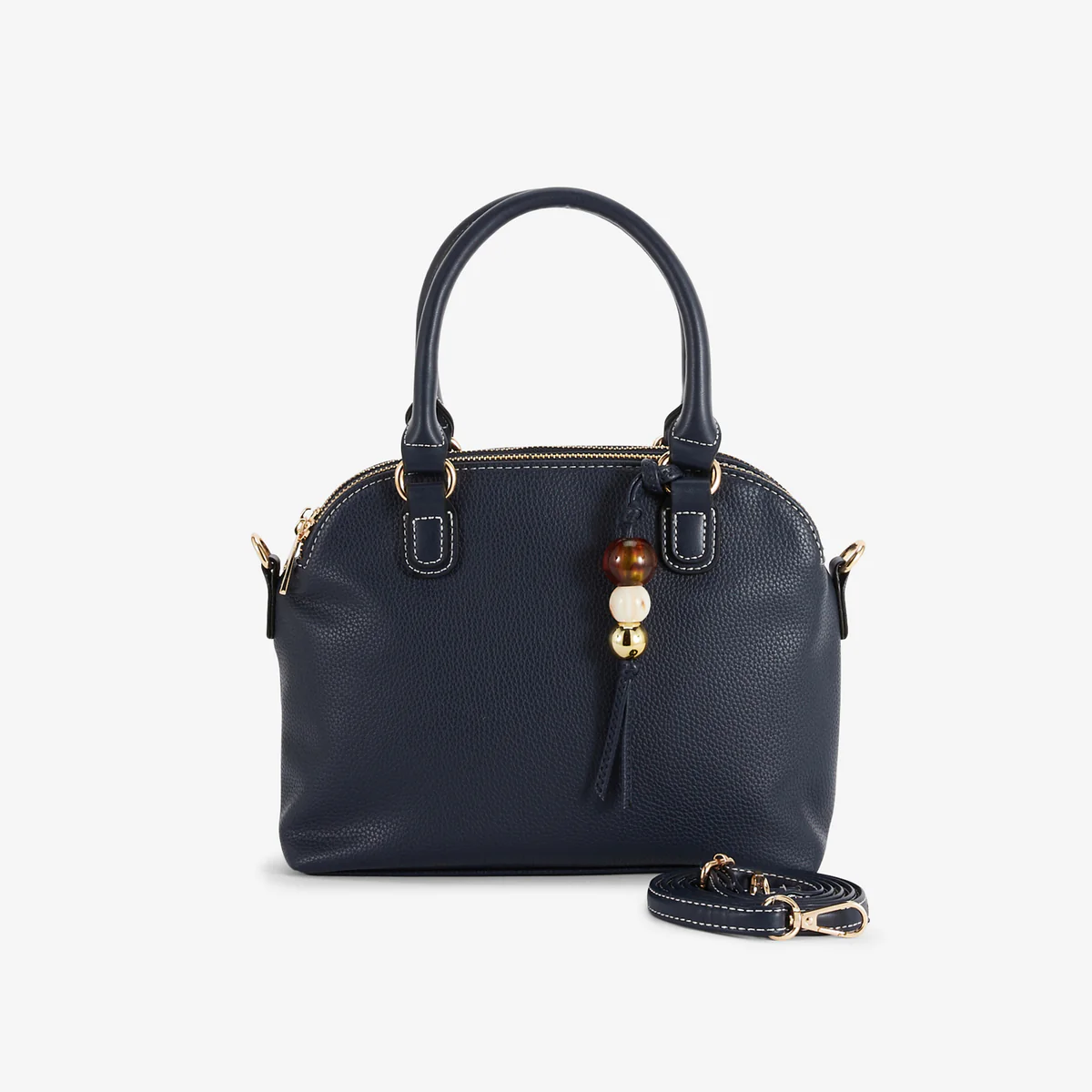 Petit sac porté main bleu avec grigri de perles