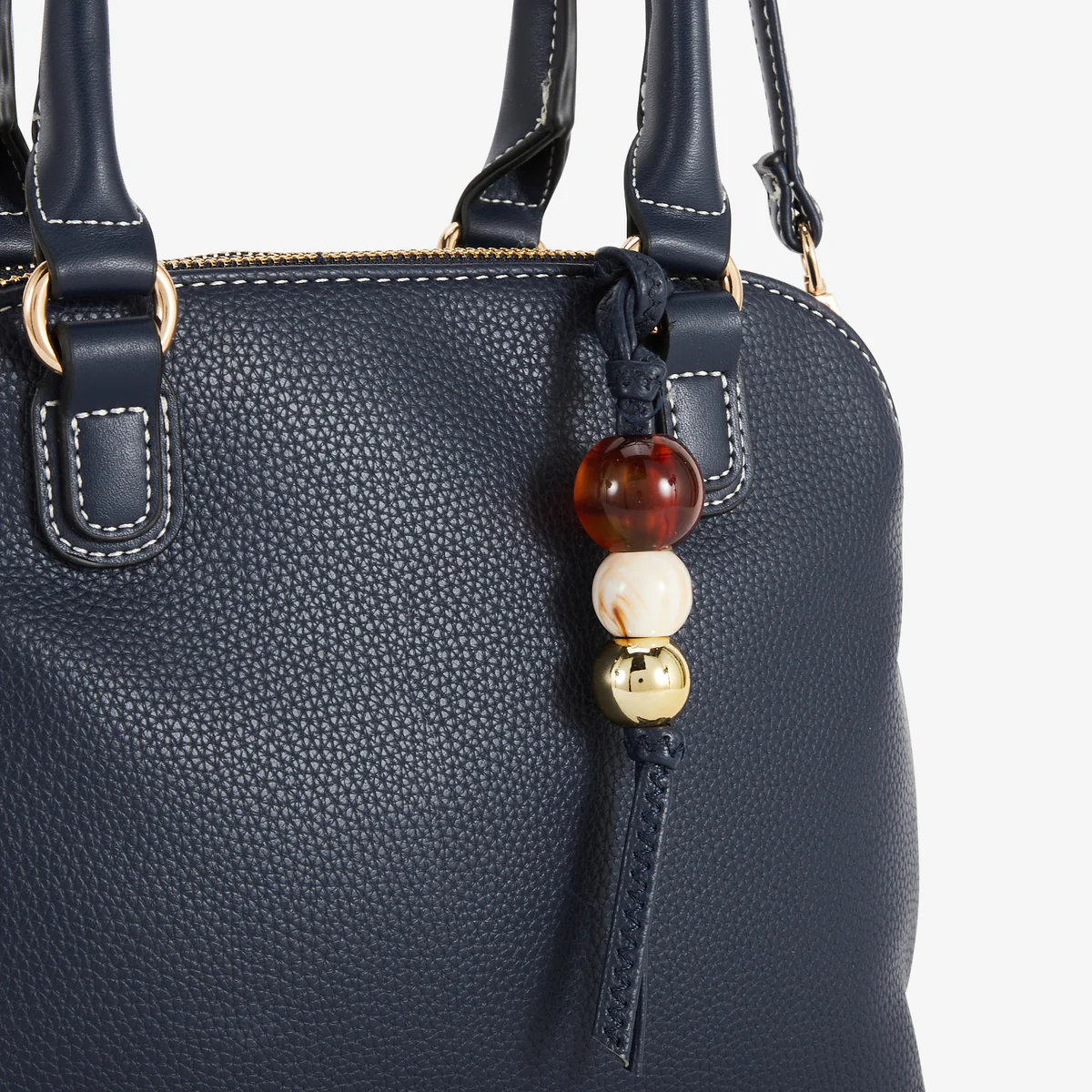 Petit sac porté main bleu avec grigri de perles - Image 6