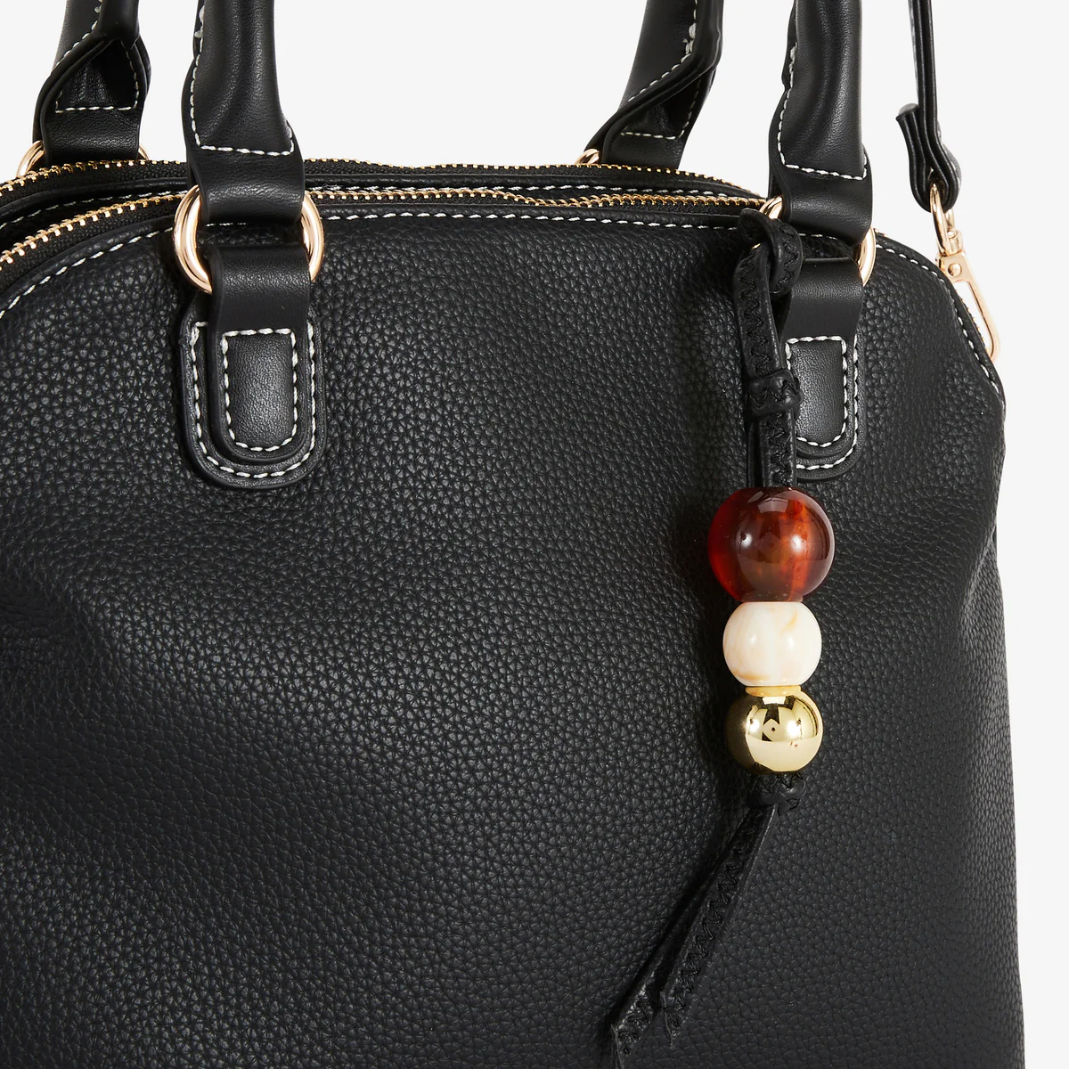 Petit sac porté main noir avec grigri de perles - Image 5