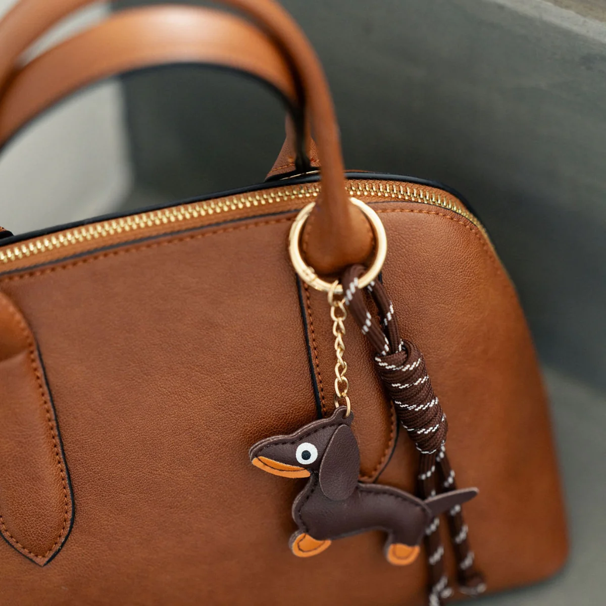 Sac porté main marron avec grigri teckel - Image 7